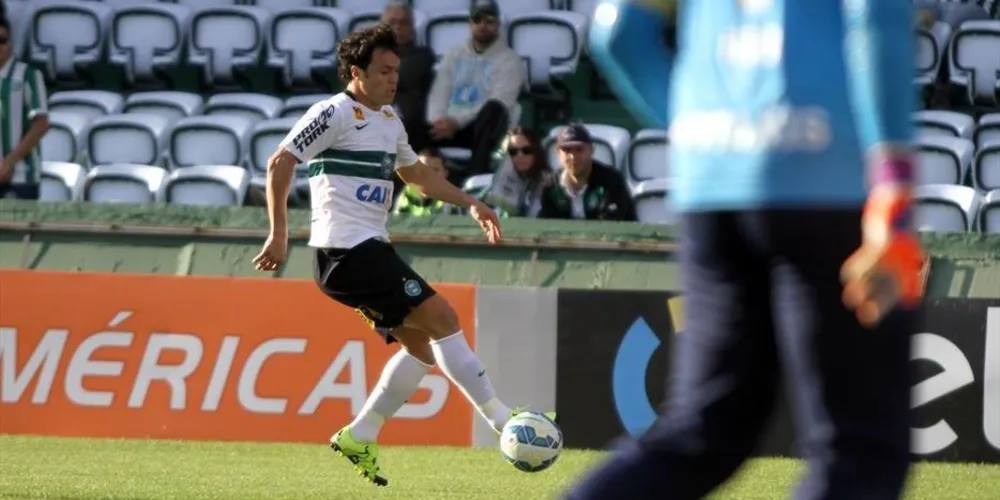 Imagem ilustrativa da imagem Kléber decide doar seu salário ao Coritiba durante tratamento