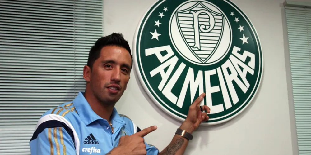 Imagem ilustrativa da imagem Lucas Barrios assina por três anos com o Palmeiras