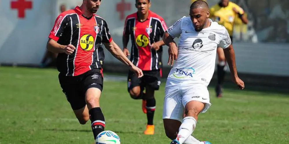 Imagem ilustrativa da imagem Nilson aprova atuação em estreia como titular do Santos