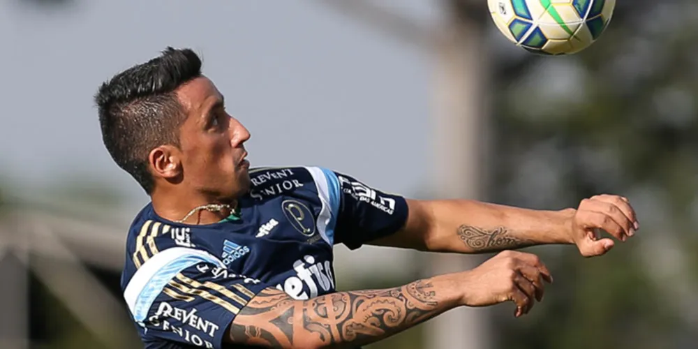 Imagem ilustrativa da imagem Palmeiras relaciona Lucas Barrios para clássico contra o Santos
