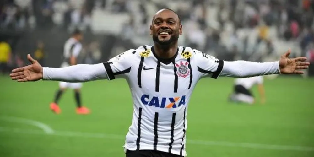 Imagem ilustrativa da imagem Corinthians vence em Santa Catarina e ‘segura’ distância para o Galo