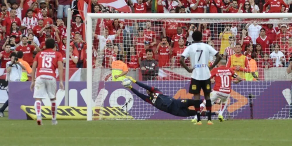 Imagem ilustrativa da imagem Em boa fase, Weverton pede foco na Copa Sul-Americana