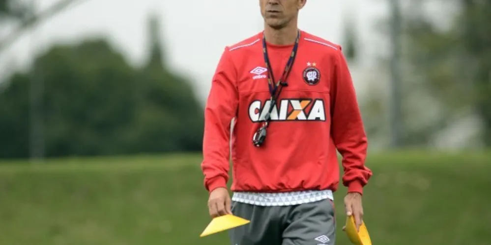 Imagem ilustrativa da imagem Milton Mendes promete ‘dedicação’ em duelo pelo G4