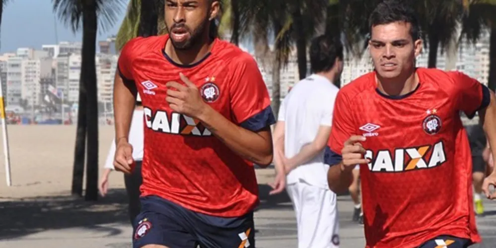 Imagem ilustrativa da imagem Após derrota, Atlético-PR inicia treinos para pegar o Santos