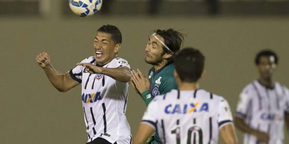 Imagem ilustrativa da imagem Corinthians defende liderança contra Chapecoense
