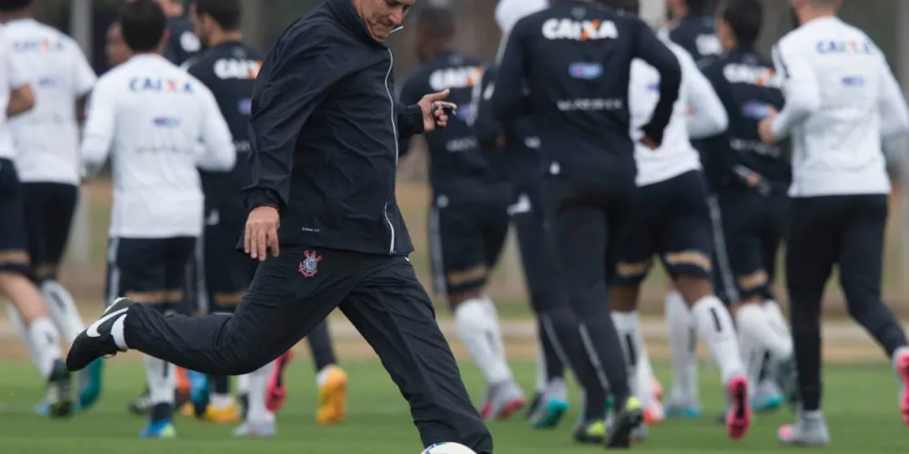 Imagem ilustrativa da imagem Tite escala Vagner Love no lugar de Luciano