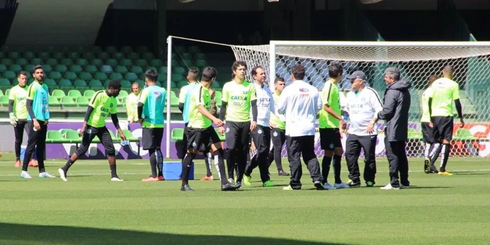 Imagem ilustrativa da imagem Coritiba recebe a Chapecoense para abrir 2º turno