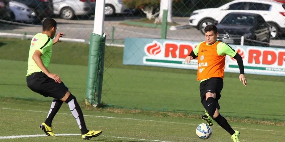Imagem ilustrativa da imagem Ruy e Marcos Aurélio treinam com bola no Coxa