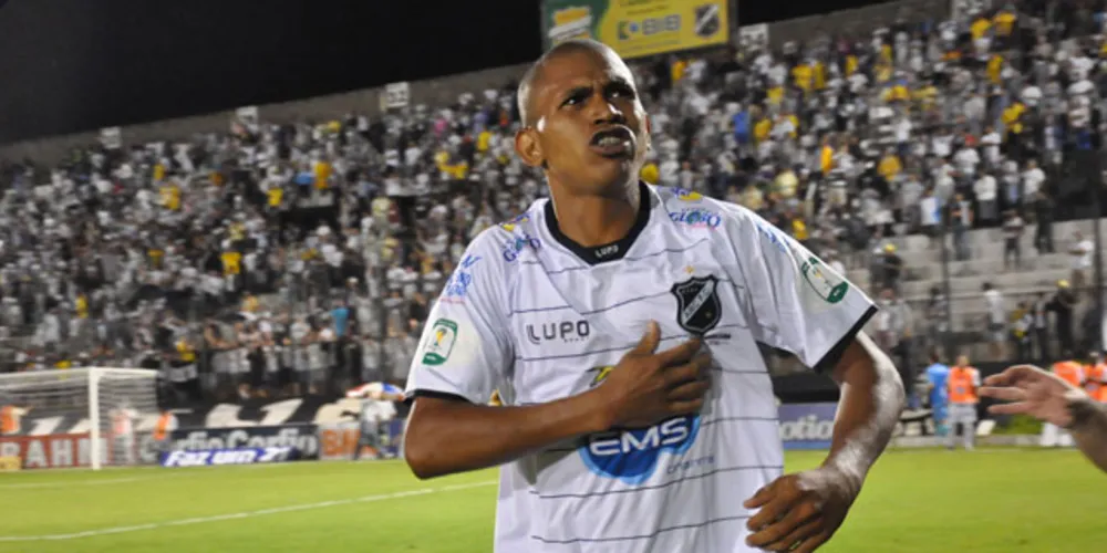 Imagem ilustrativa da imagem Operário fecha com atacante Elionar Bombinha