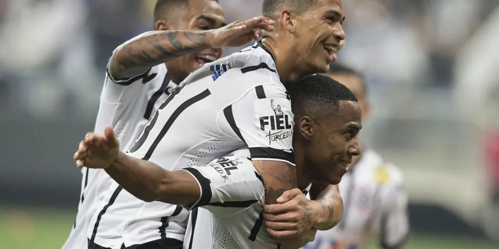 Imagem ilustrativa da imagem Corinthians abre cinco pontos de diferença no G-4