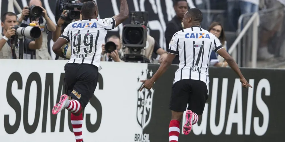 Imagem ilustrativa da imagem Com grande atuação de Love, Timão vence Cruzeiro por 3 a 0