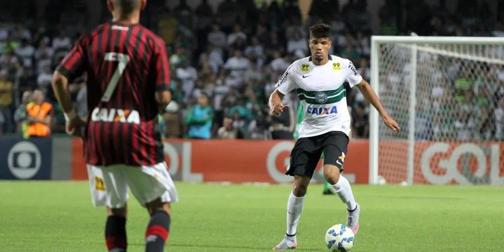 Imagem ilustrativa da imagem Campanha no 'returno' ajuda Coritiba a deixar zona de rebaixamento