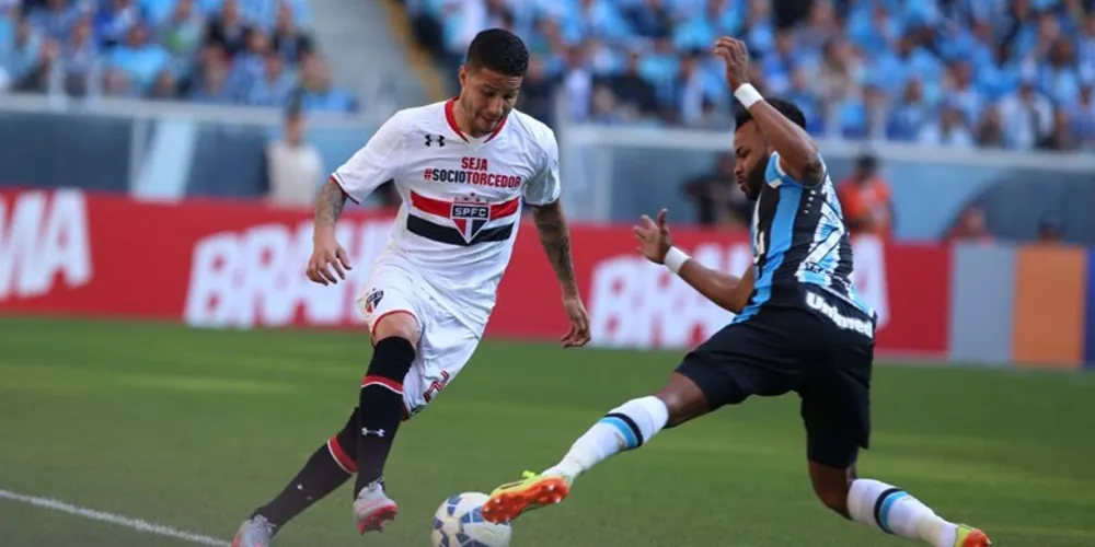 Imagem ilustrativa da imagem São Paulo bate o Grêmio e cola novamente no G-4