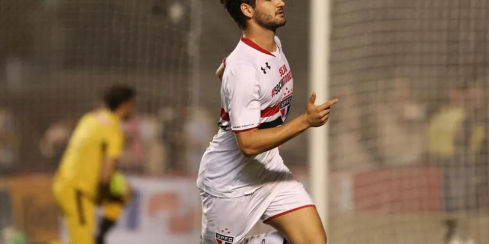 Imagem ilustrativa da imagem Pato marca duas vezes e São Paulo fica perto da semi-final