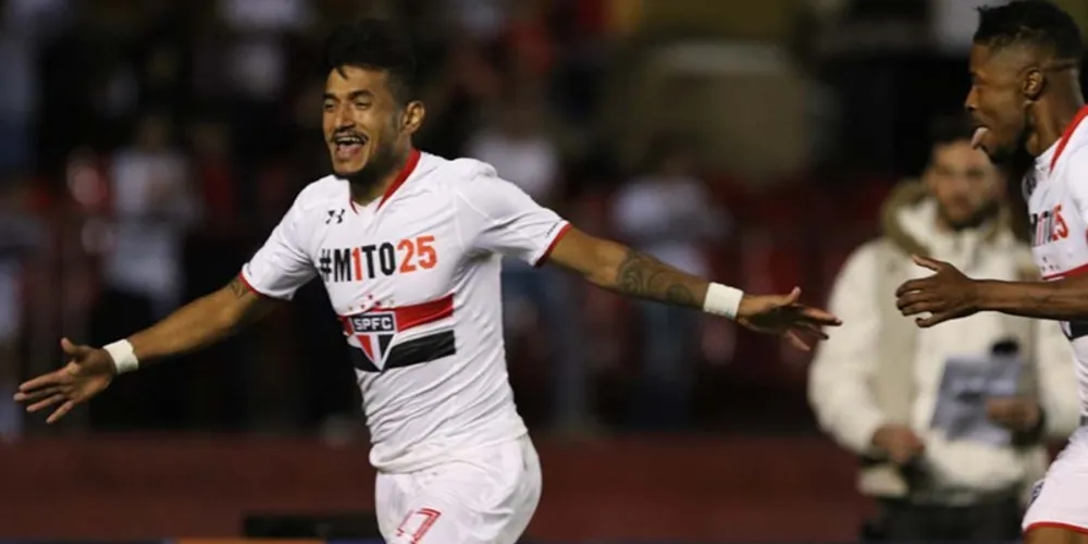 Imagem ilustrativa da imagem Em noite de homenagens, estreante Rogério rouba a cena na vitória do SPFC