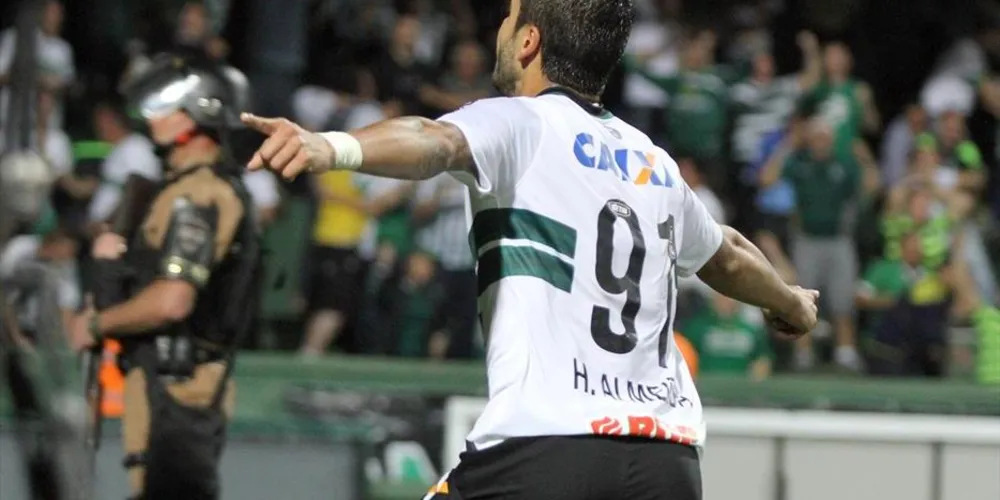 Imagem ilustrativa da imagem Coritiba vence Avaí e deixa zona de rebaixamento do Brasileirão