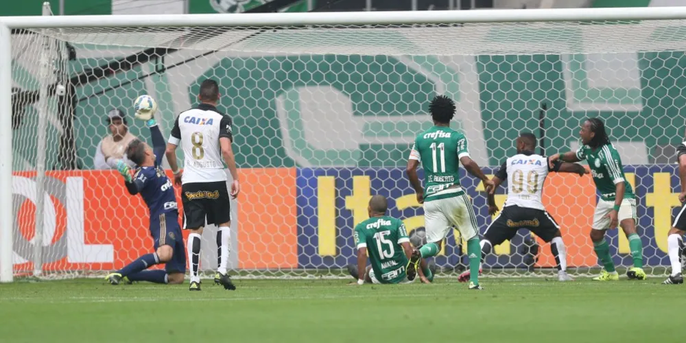 Imagem ilustrativa da imagem Em dérbi eletrizante, Palmeiras empata com Corinthians no Allianz Parque