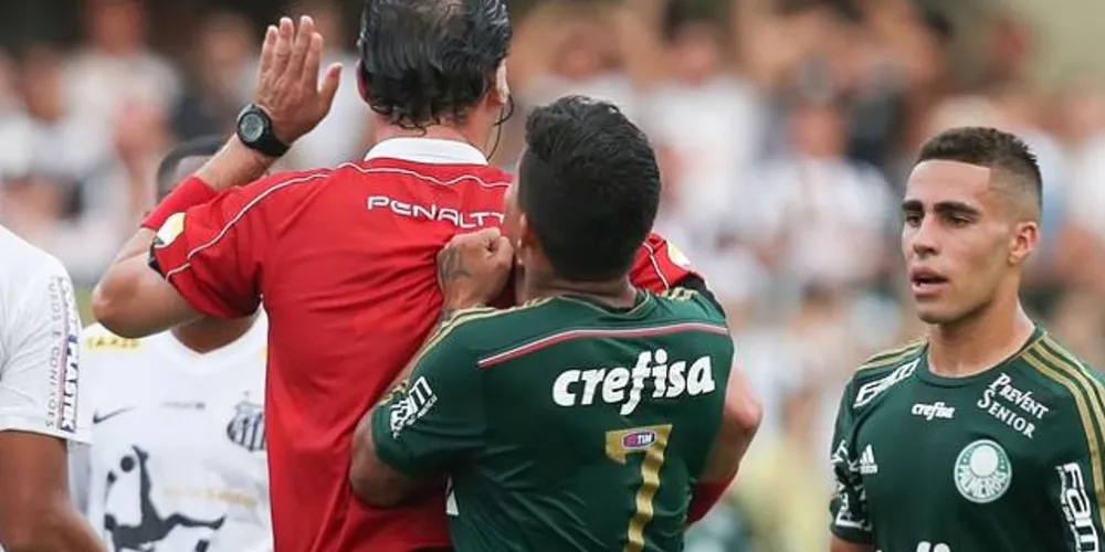 Imagem ilustrativa da imagem Dudu é suspenso por seis jogos e árbitro lamenta pena