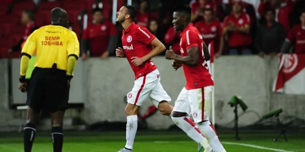Imagem ilustrativa da imagem De virada, Inter vence Corinthians por 2 a 1 e cola no G-4