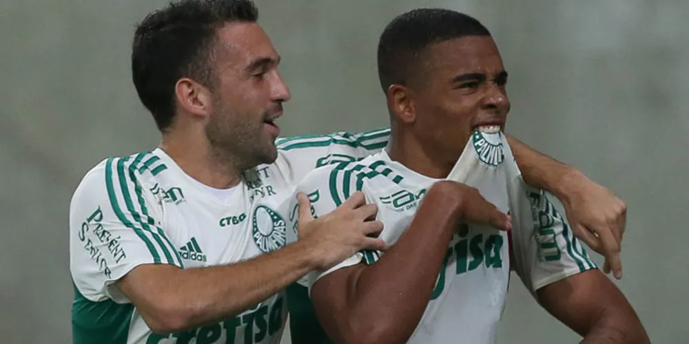 Imagem ilustrativa da imagem Palmeiras vira jogo e goleia Fluminense no Maracanã