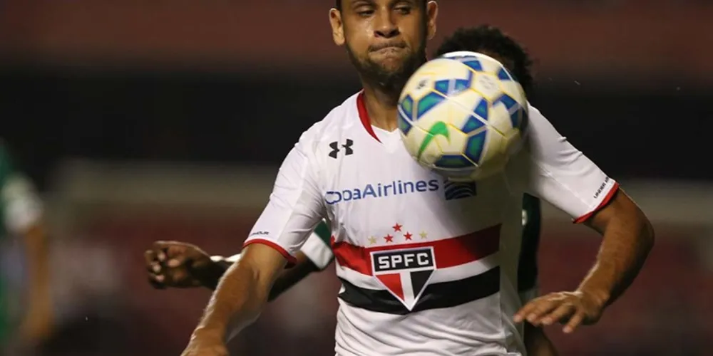 Imagem ilustrativa da imagem São Paulo empata em casa e frustra torcida, mas entra no G4