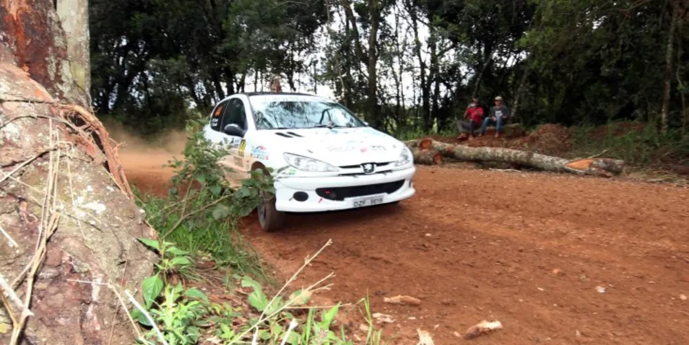 Imagem ilustrativa da imagem Especiais rápidas e lisas sediaram o Rally de Ponta Grossa 2015