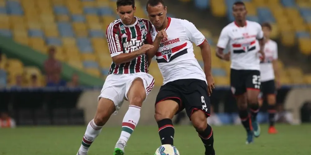 Imagem ilustrativa da imagem São Paulo esboça reação, mas acaba derrotado no Maracanã