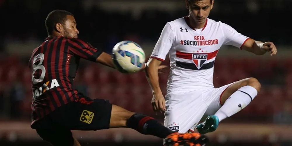 Imagem ilustrativa da imagem Tricolor bate o Atlético-PR e retorna ao G-4