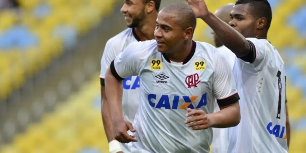 Imagem ilustrativa da imagem Furacão vence o Fluminense fora de casa