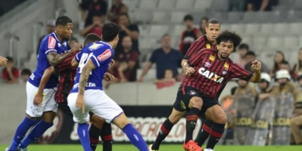Imagem ilustrativa da imagem Atlético-PR empata com Cruzeiro e completa oito jogos sem vitória