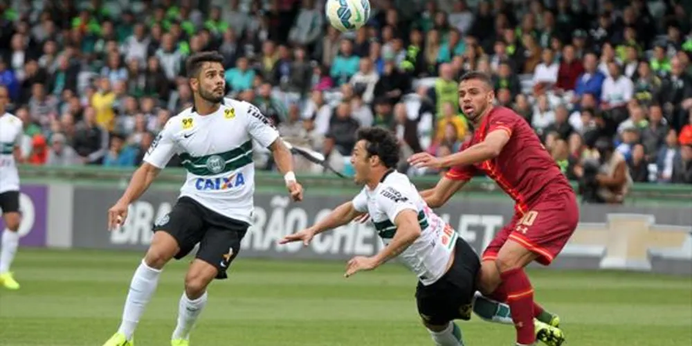 Imagem ilustrativa da imagem Vestiário do Coritiba é invadido por torcedores