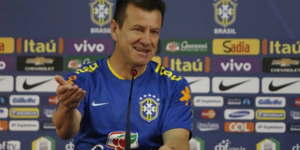 Imagem ilustrativa da imagem Dunga agradece apoio da torcida e explica mudanças no time