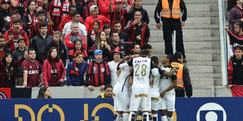 Imagem ilustrativa da imagem Corinthians goleia Atlético-PR por 4 a 1 em Curitiba