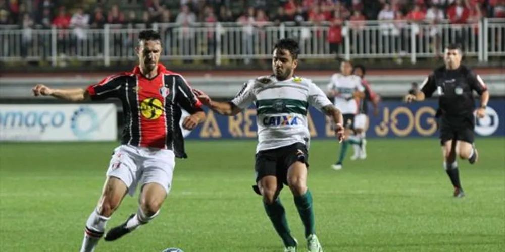 Imagem ilustrativa da imagem Coritiba desperdiça pênalti e perde para o Joinville