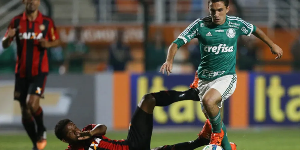 Imagem ilustrativa da imagem Palmeiras frustra torcida e perde dentro de casa