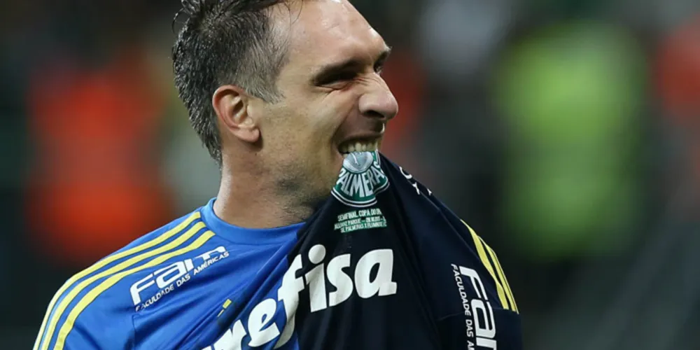 Imagem ilustrativa da imagem Herói do jogo, Fernando Prass comemora vaga na final