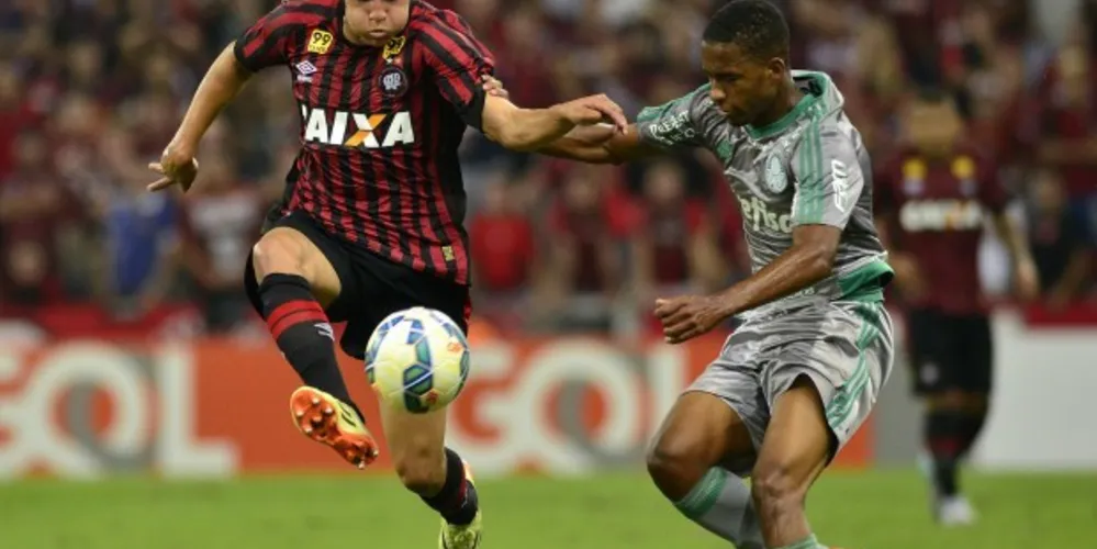 Imagem ilustrativa da imagem Em jogo eletrizante, Atlético-PR e Palmeiras empatam em 3 a 3