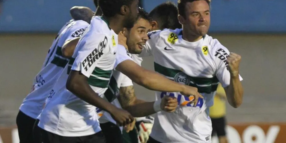 Imagem ilustrativa da imagem Coritiba vence e respira na reta final do Brasileirão