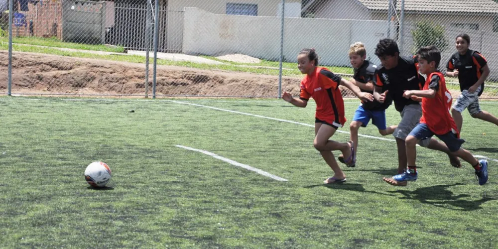 Imagem ilustrativa da imagem Escola da Bola atua nos campos de futebol society