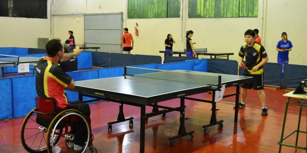 Imagem ilustrativa da imagem Atleta paralímpico de Guarapuava é exemplo de superação no tênis de mesa