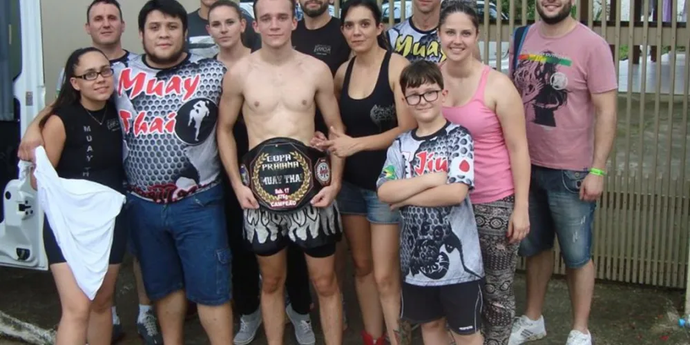 Imagem ilustrativa da imagem Aos 17 anos, atleta de PG fatura título de muay thai em SC