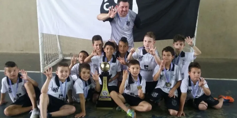 Imagem ilustrativa da imagem Caramuru Futsal Sub-9 é tetracampeão na Liga Sul Norte Pioneiro