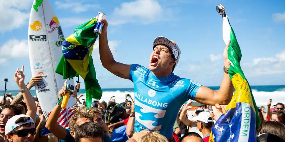 Imagem ilustrativa da imagem Mineirinho vence no Havaí e fica com título do circuito mundial de surfe