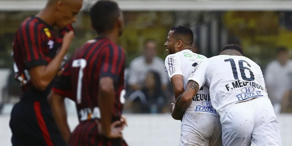Imagem ilustrativa da imagem De ressaca após vice, Santos atropela Atlético-PR