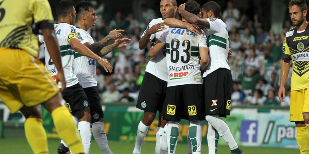 Imagem ilustrativa da imagem Com três de pênalti, Coritiba goleia o Cascavel