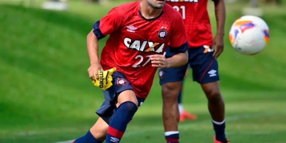 Imagem ilustrativa da imagem Jadson volta aos treinos do Furacão após período lesionado