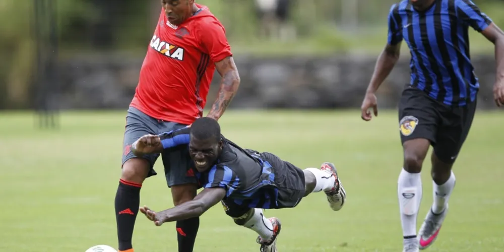 Imagem ilustrativa da imagem Flamengo vence jogo-treino com dois gols de Emerson Sheik