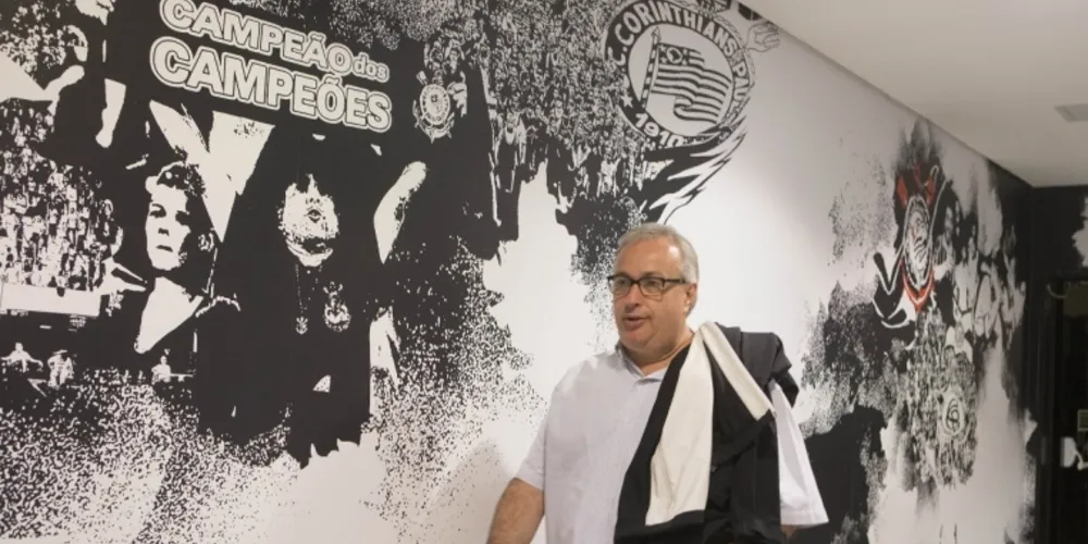 Imagem ilustrativa da imagem Após desmanche, presidente do Corinthians garante reforços