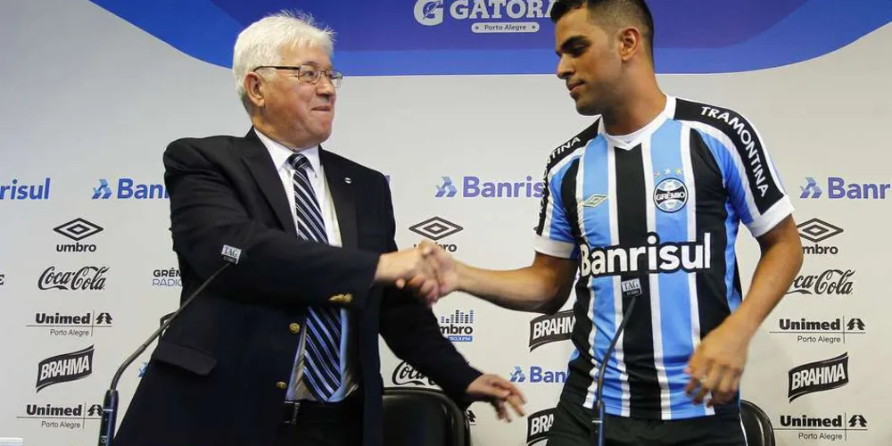 Imagem ilustrativa da imagem Maicon é reapresentado e fica no Grêmio até 2019