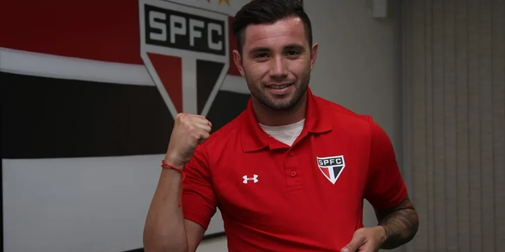 Imagem ilustrativa da imagem Mena festeja acerto com o Tricolor e promete raça